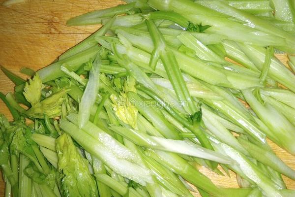 芹菜炒土豆丝的做法图解3