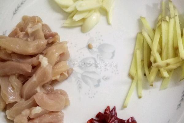 芹菜炒肉丁的做法图解1