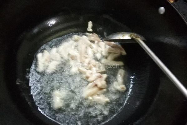 芹菜炒肉丁的做法图解2