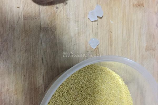 小米红薯粥的做法图解1