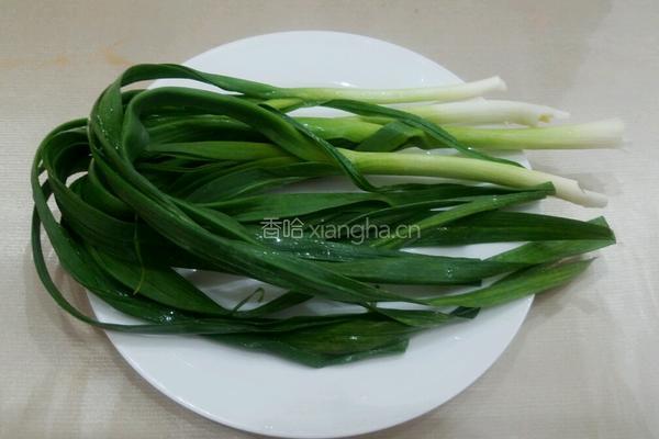 蒜苗炒小河虾的做法图解2