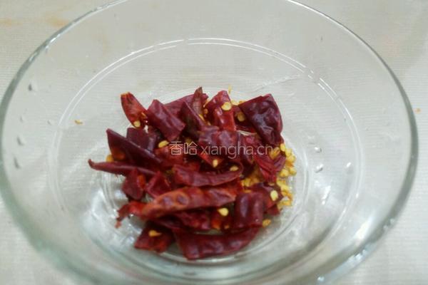蒜苗炒小河虾的做法图解4