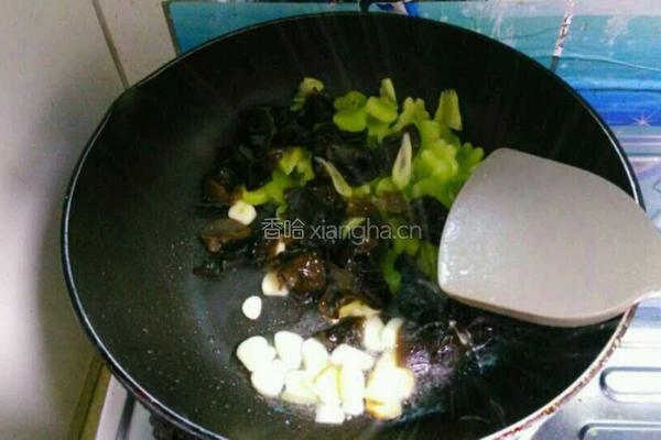 青笋木耳炒虾仁的做法图解4