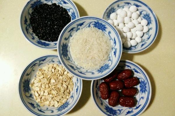 黑米糯米圆红枣粥的做法图解1