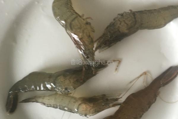 青椒炒河虾的做法图解1
