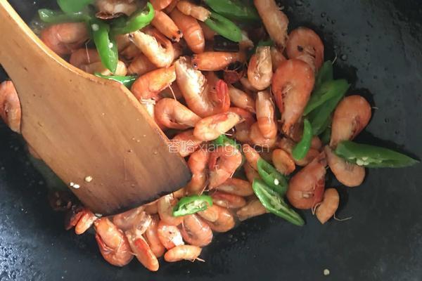 青椒炒河虾的做法图解5
