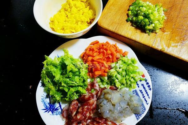 五彩炒饭的做法图解2