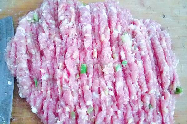 猪肉韭菜手工饺子的做法图解1