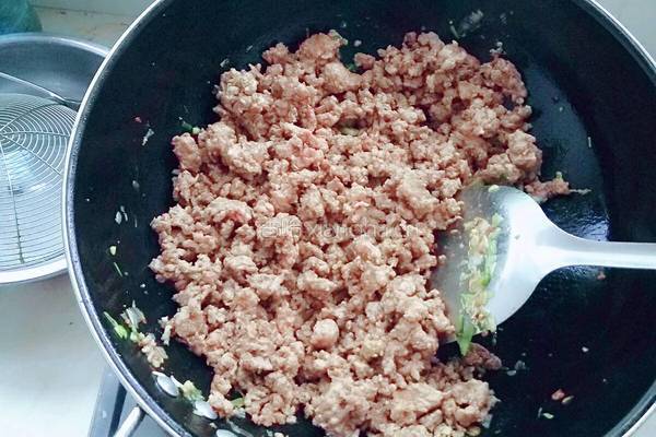 猪肉韭菜手工饺子的做法图解3