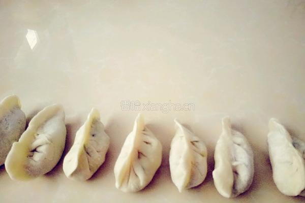 猪肉韭菜手工饺子的做法图解10