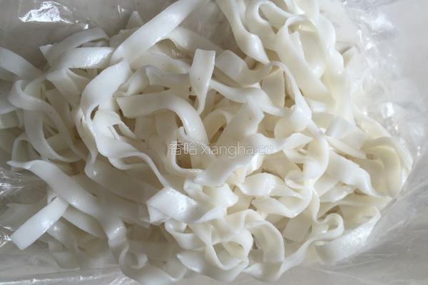 香菇瘦肉炒河粉的做法图解1