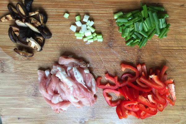 香菇瘦肉炒河粉的做法图解2
