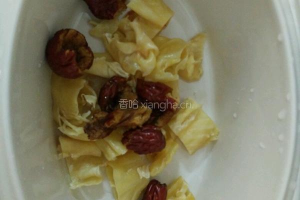 牛奶炖花胶的做法图解2