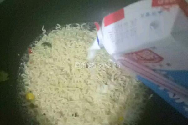 牛奶煮鲜虾鱼板面的做法图解4