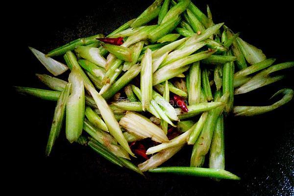 芹菜炒熏干的做法图解4