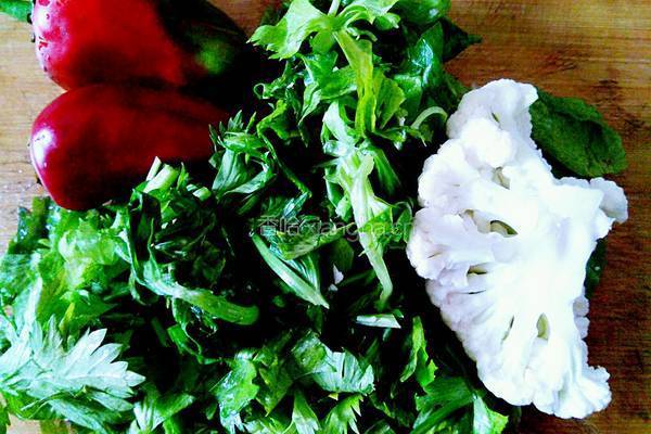 芹菜叶炒菜花的做法图解1