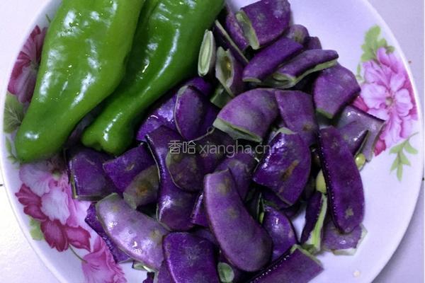 扁豆爆青椒的做法图解1