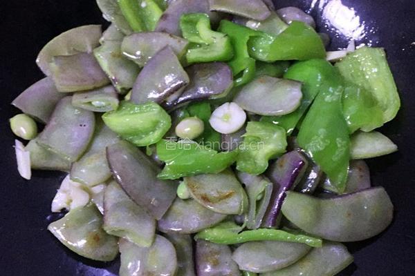 扁豆爆青椒的做法图解3