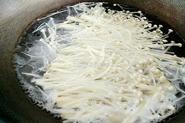 菌菇海鲜火锅鸡蛋面的做法图解5