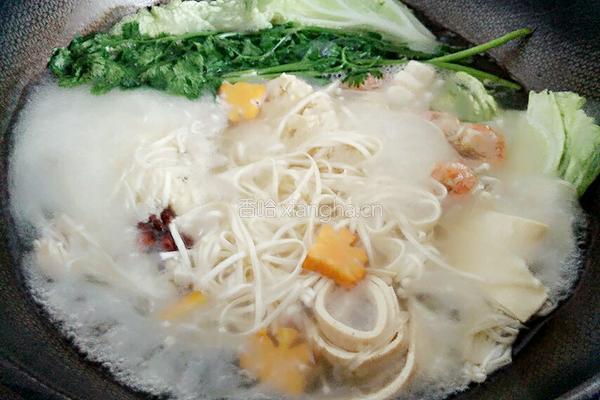 菌菇海鲜火锅鸡蛋面的做法图解8
