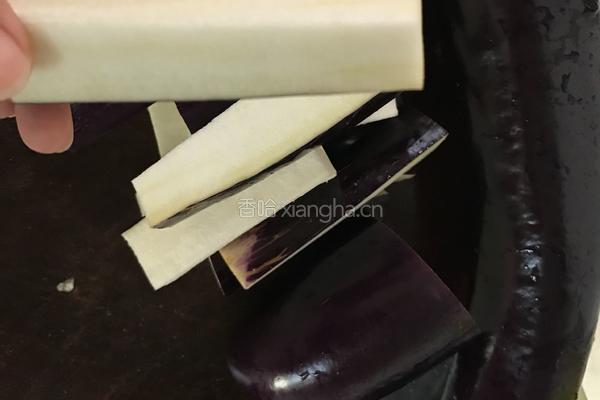 香辣肉末茄子煲的做法图解1