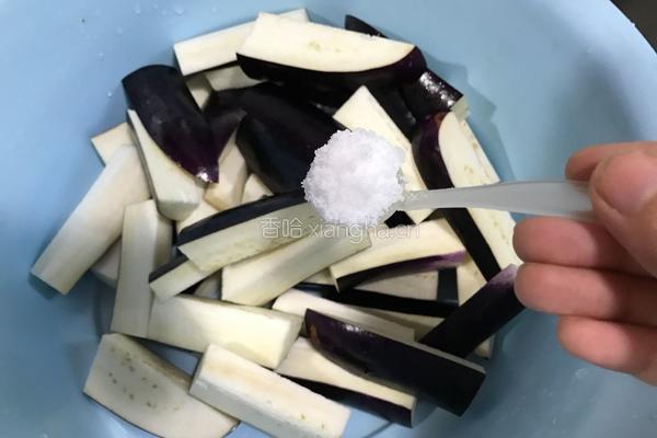 香辣肉末茄子煲的做法图解2