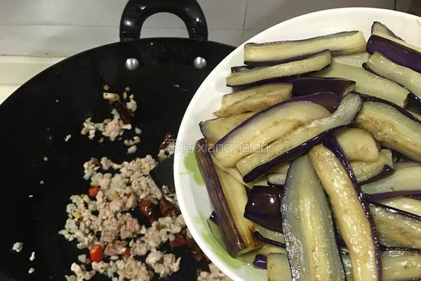 香辣肉末茄子煲的做法图解12