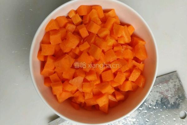 红萝卜肉末粥的做法图解2