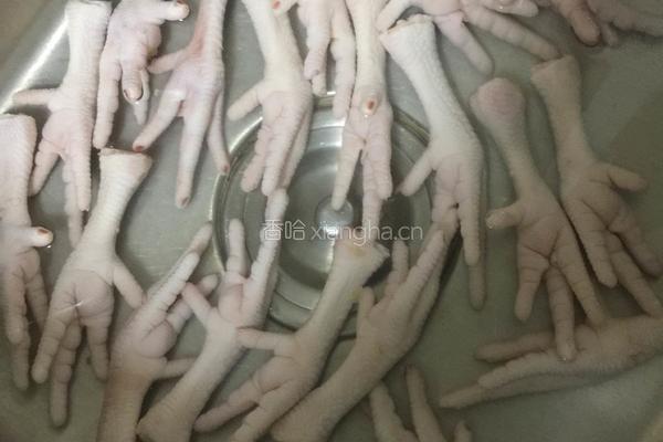 五香凤爪拼卤蛋的做法图解1