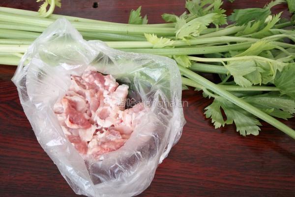 芹菜炒肉的做法图解1