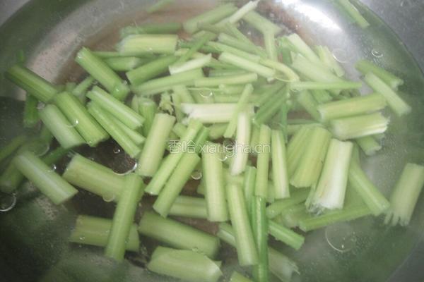 芹菜炒肉的做法图解3