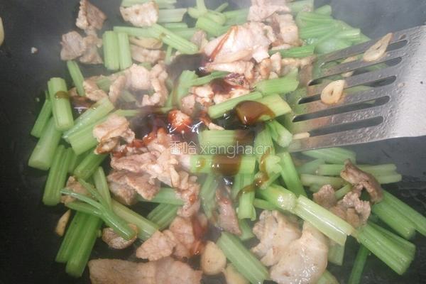 芹菜炒肉的做法图解10