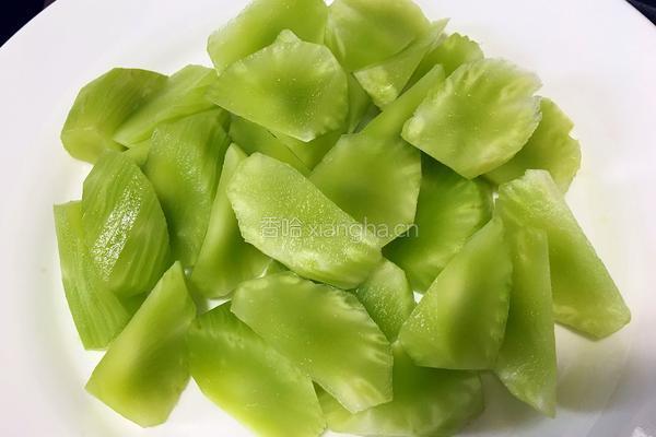 青笋炖泥鳅的做法图解3