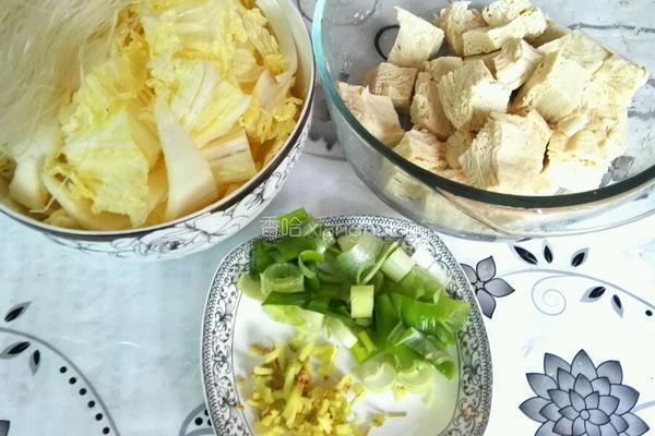 砂锅白菜冻豆腐的做法图解1