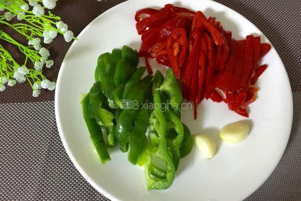 青椒炒鸡蛋的做法图解1