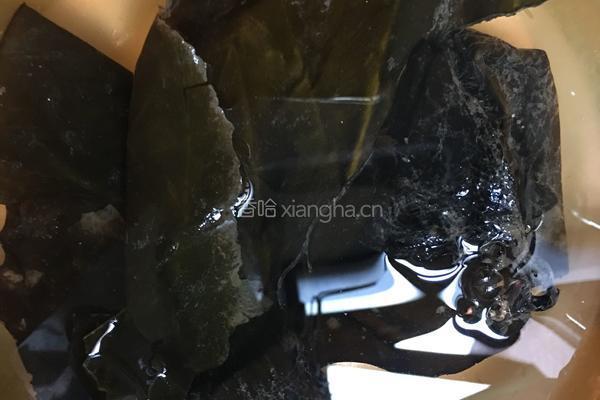 莲藕海带排骨汤的做法图解1