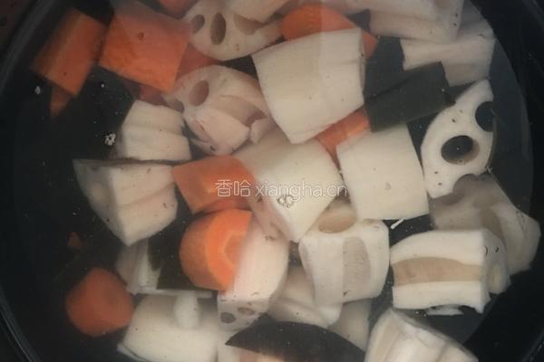 莲藕海带排骨汤的做法图解6