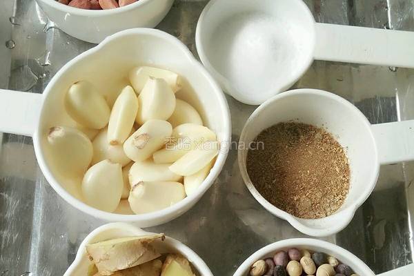 蒜香油辣子的做法图解1