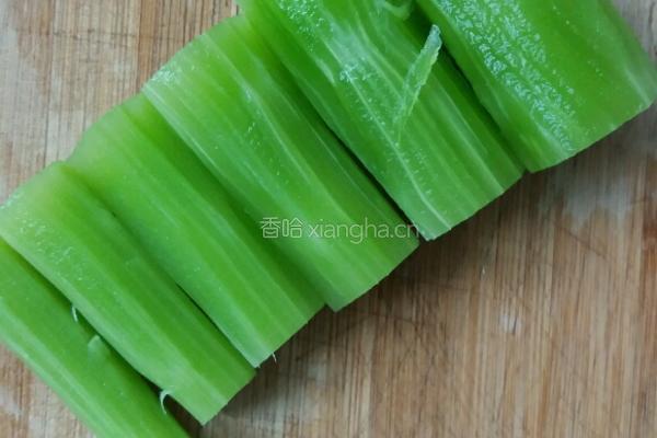 凉拌莴笋的做法图解1