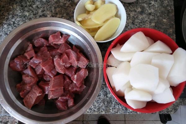 牛肉萝卜 汤的做法图解1