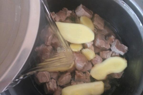 牛肉萝卜 汤的做法图解3
