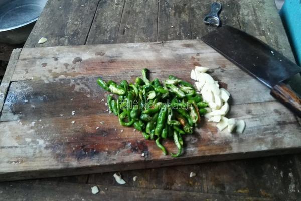 辣椒炒筒子骨肉的做法图解2