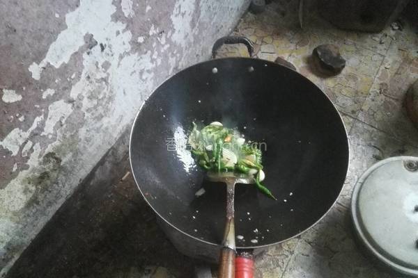 辣椒炒筒子骨肉的做法图解3