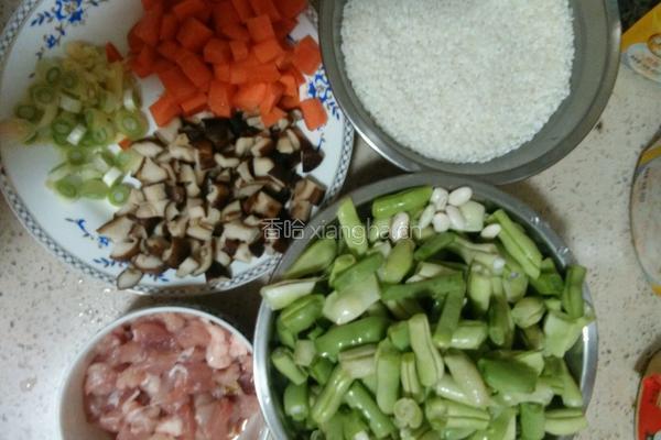 香菇豆角肉丁塌锅的做法图解1