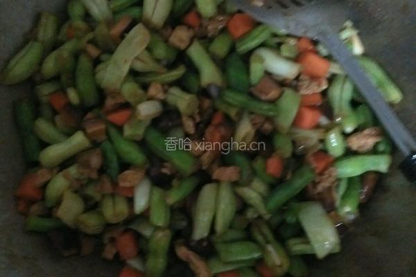 香菇豆角肉丁塌锅的做法图解6
