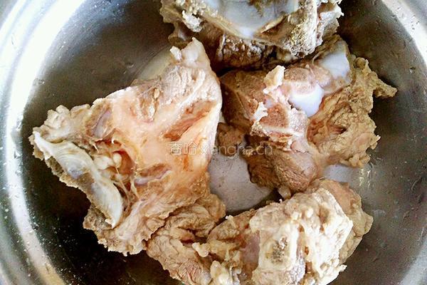 清炖脊骨酸菜的做法图解6
