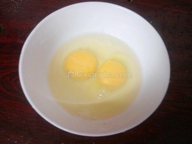 鸡蛋打入碗内