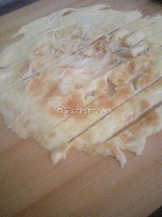 把鸡蛋饼放案板上，切成鸡蛋条