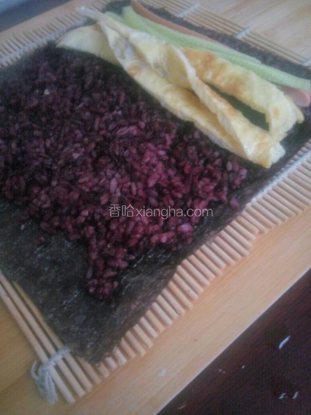 放上黄瓜条，鸡蛋条和火腿肠条