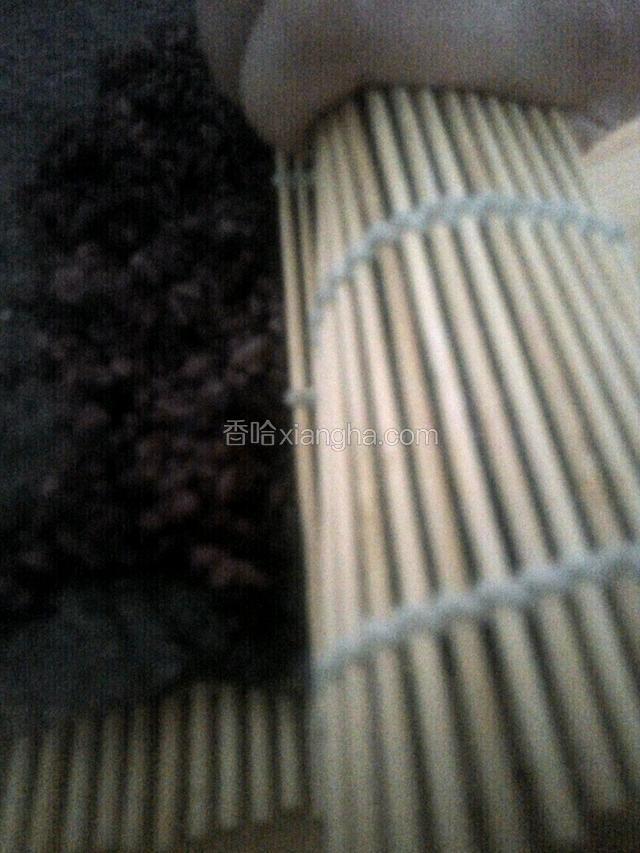 开始卷，寿司帘向前推动时要捏紧紫菜卷